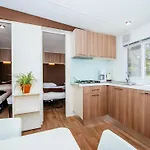 In Nin With Sandy & Pools