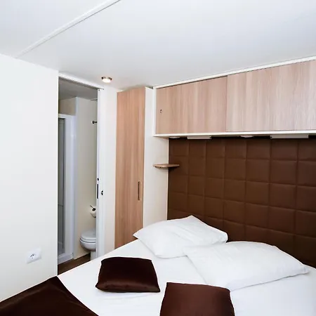 Mobile Homes In Zaton Resort, With Large Pool Area Holiday home *
